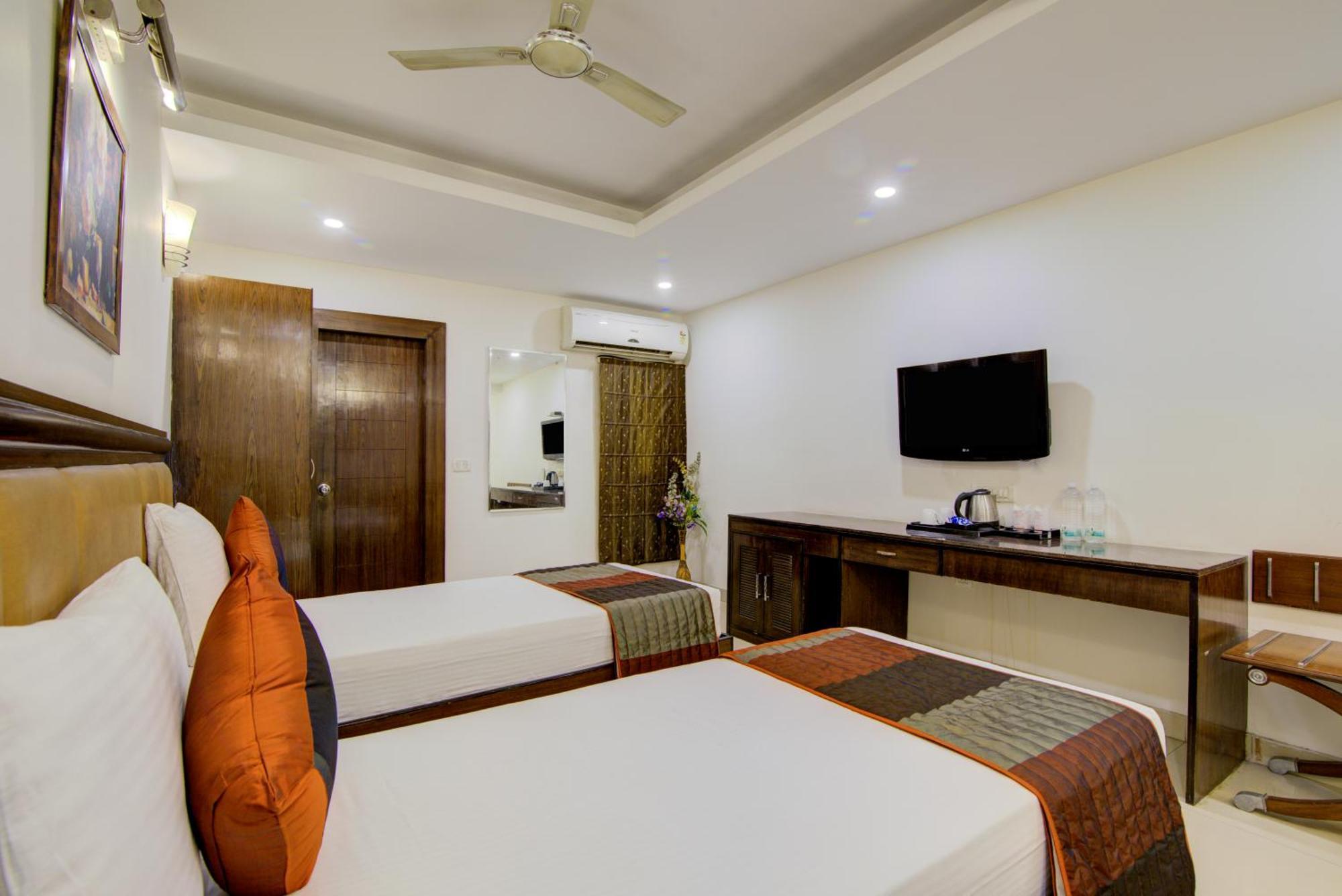 Airport La Sapphire Hotel & Restaurant Nuova Delhi Esterno foto