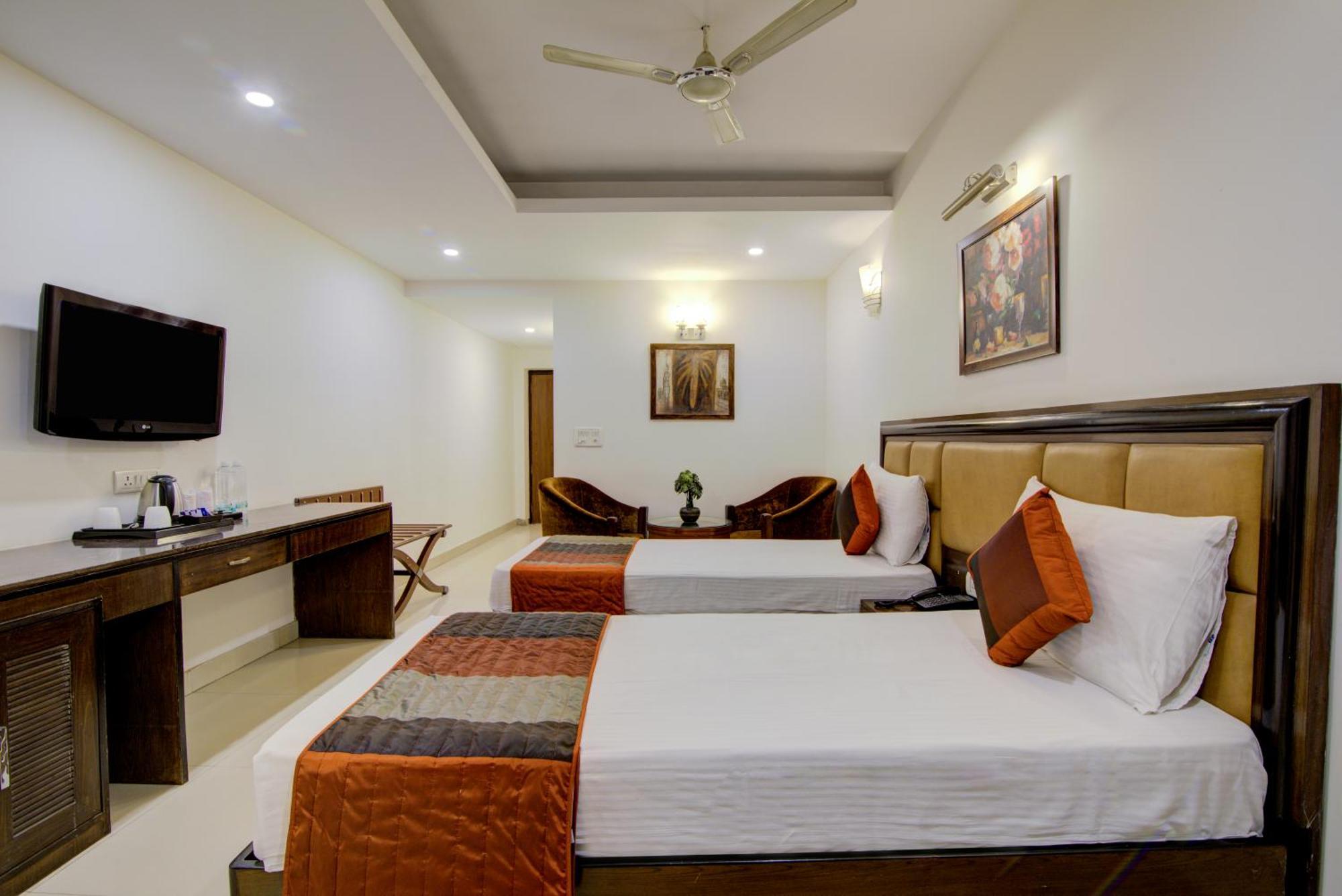 Airport La Sapphire Hotel & Restaurant Nuova Delhi Esterno foto
