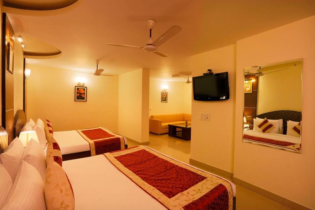 Airport La Sapphire Hotel & Restaurant Nuova Delhi Esterno foto