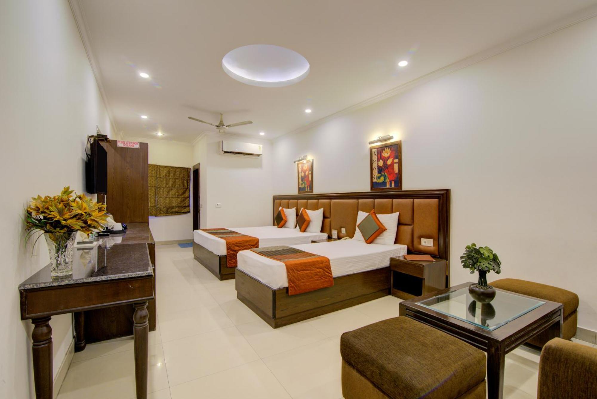Airport La Sapphire Hotel & Restaurant Nuova Delhi Esterno foto