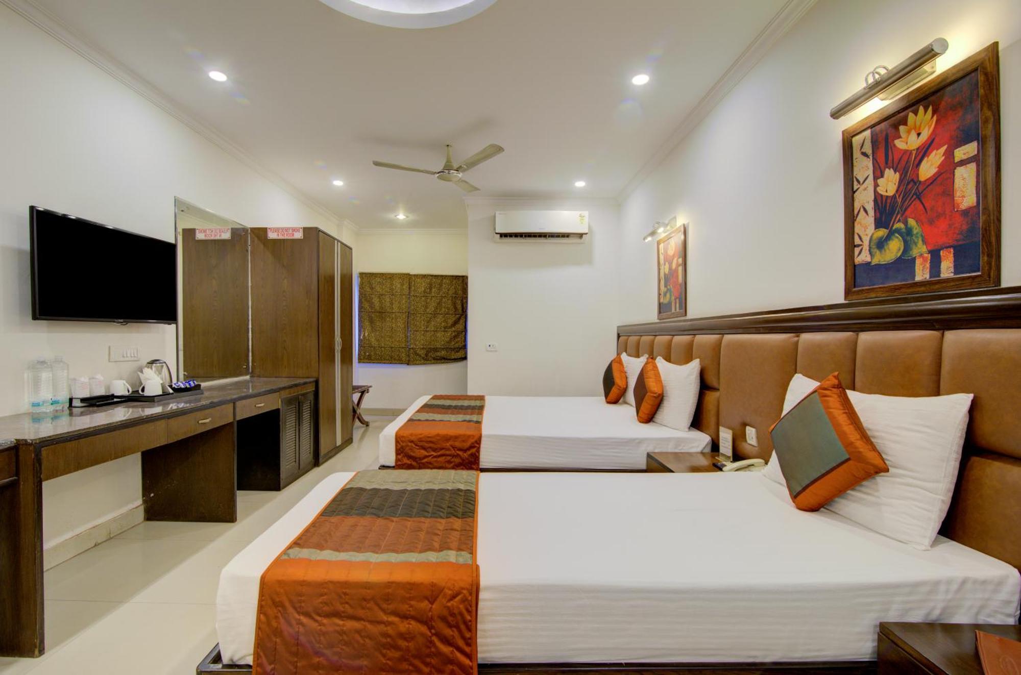 Airport La Sapphire Hotel & Restaurant Nuova Delhi Esterno foto
