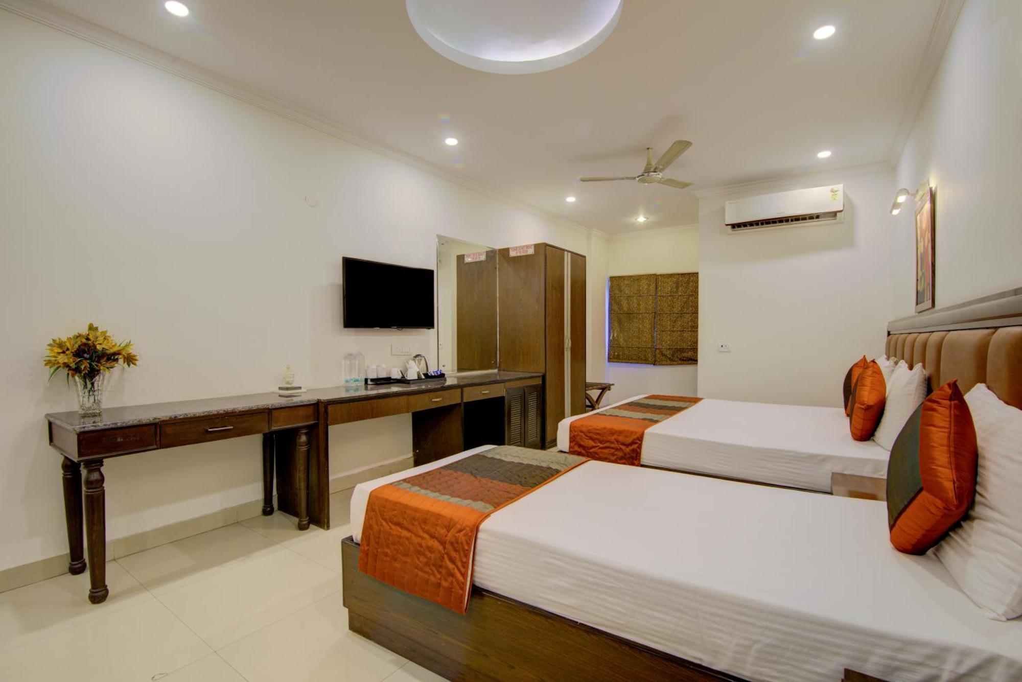 Airport La Sapphire Hotel & Restaurant Nuova Delhi Esterno foto