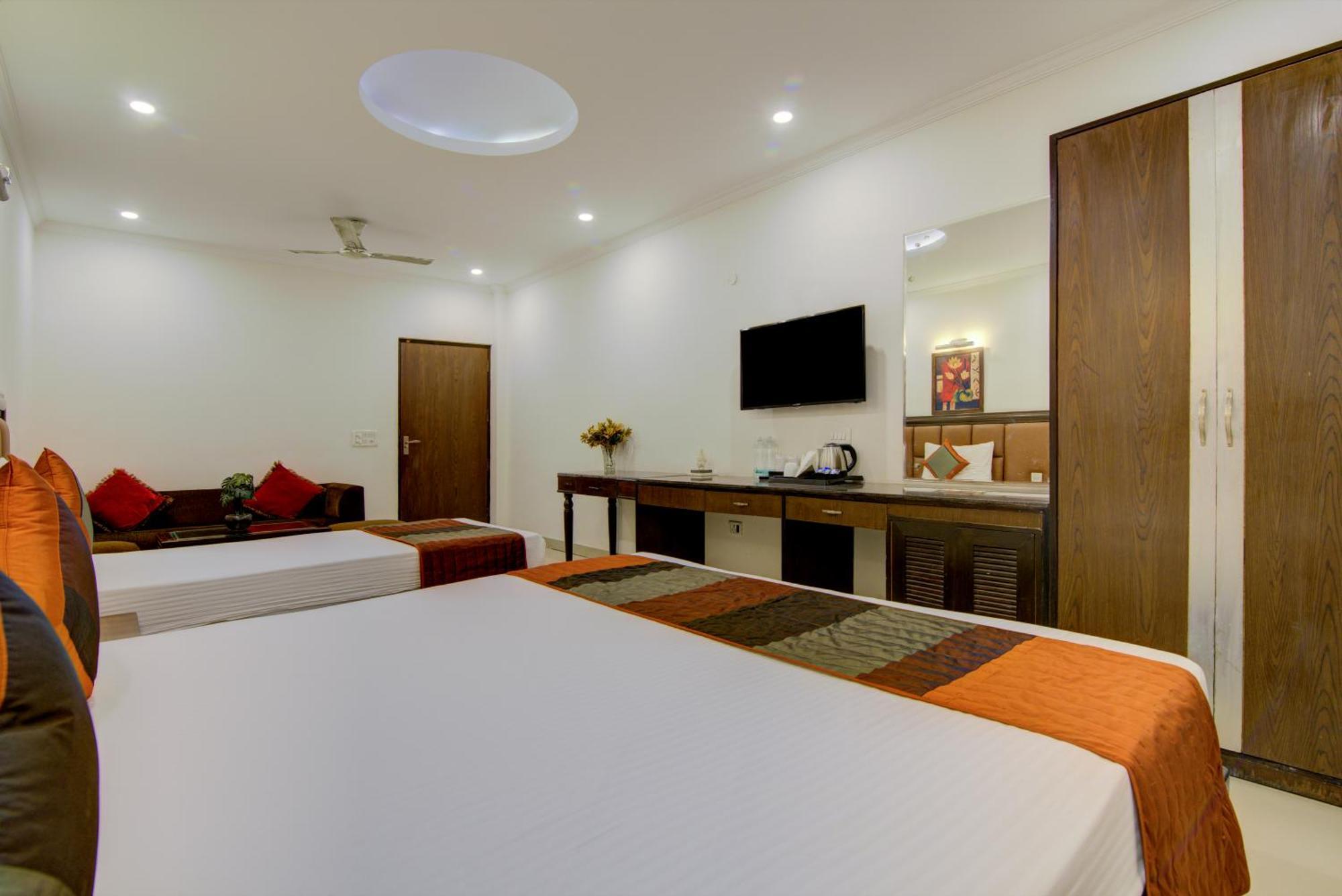 Airport La Sapphire Hotel & Restaurant Nuova Delhi Esterno foto