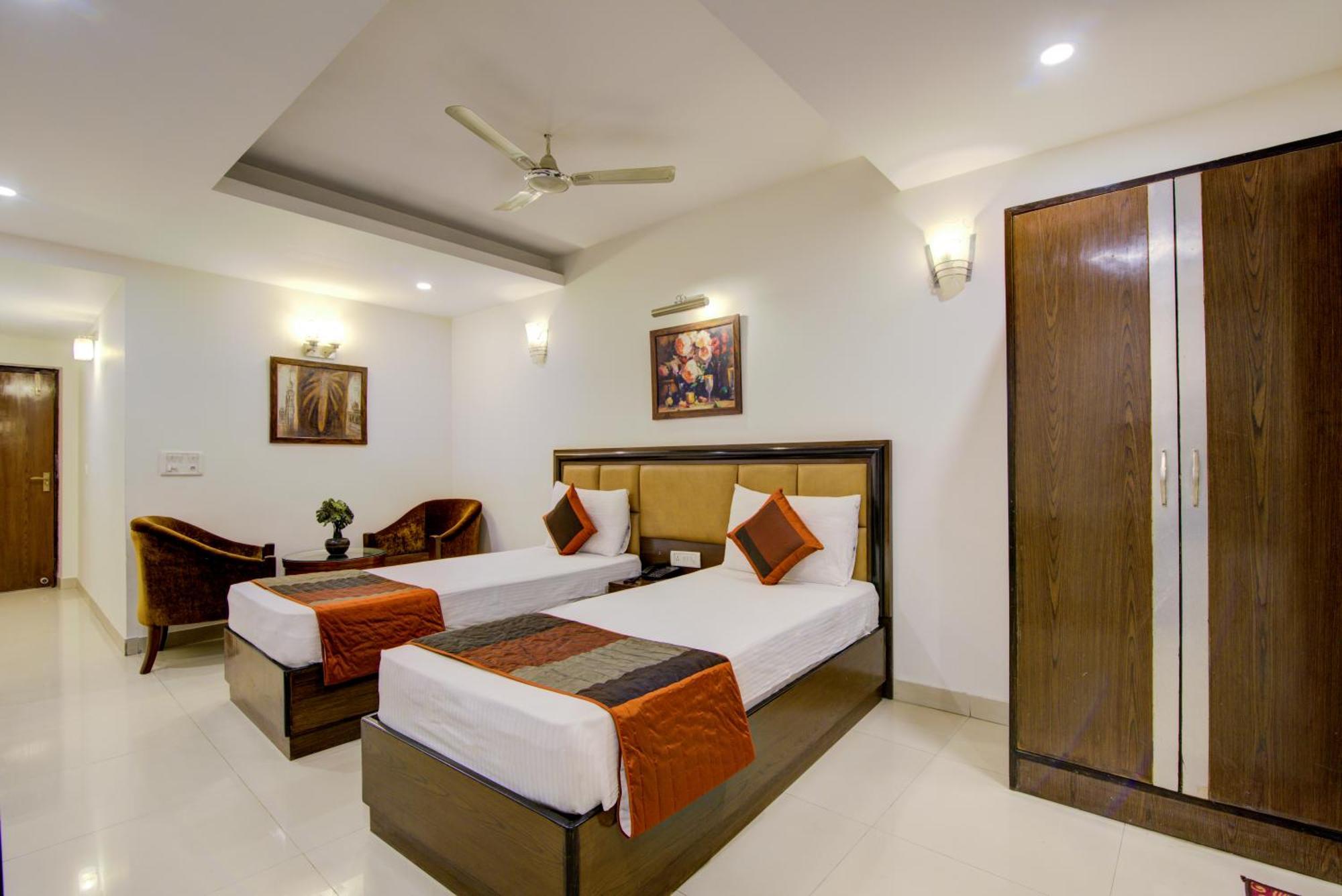 Airport La Sapphire Hotel & Restaurant Nuova Delhi Esterno foto