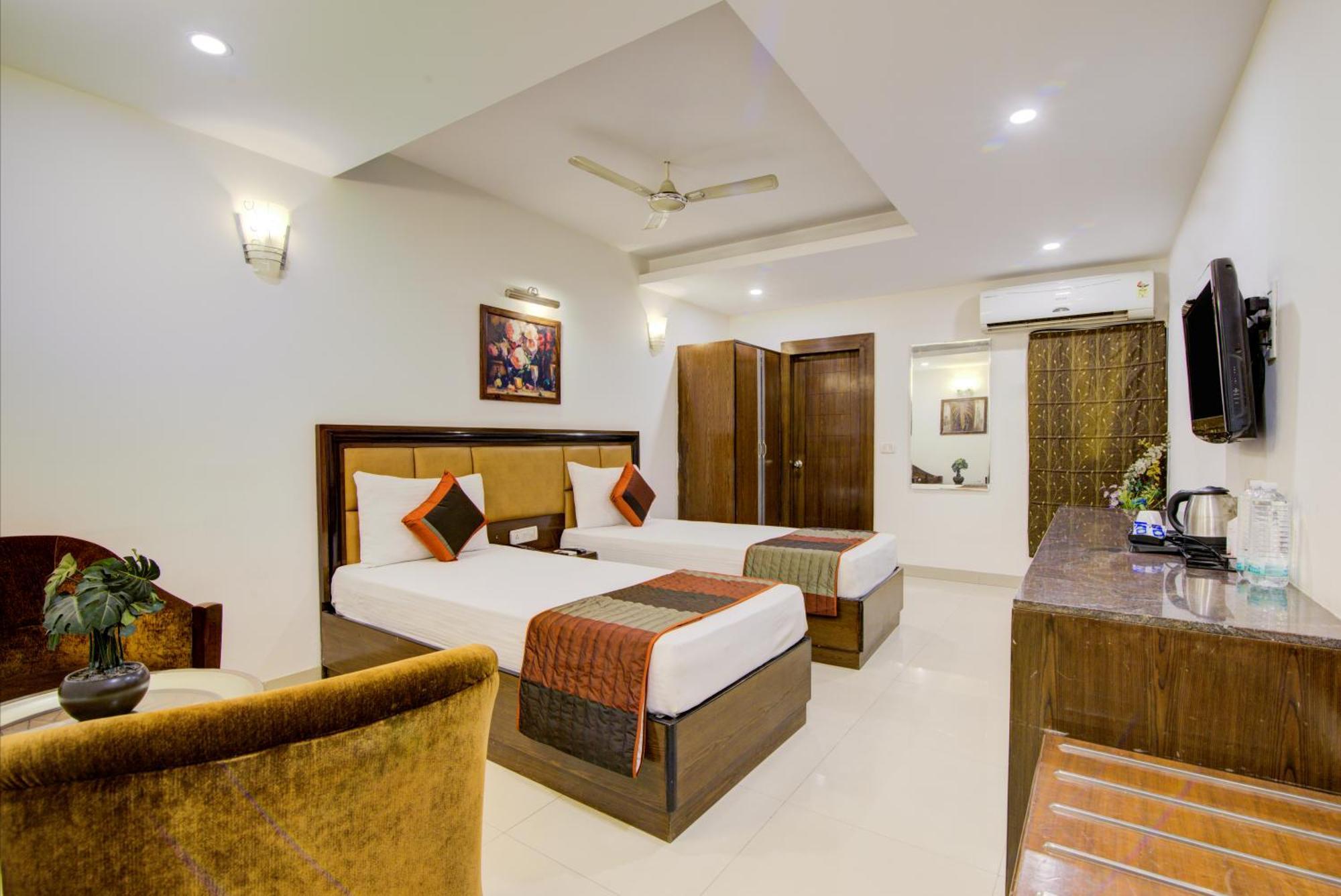 Airport La Sapphire Hotel & Restaurant Nuova Delhi Esterno foto