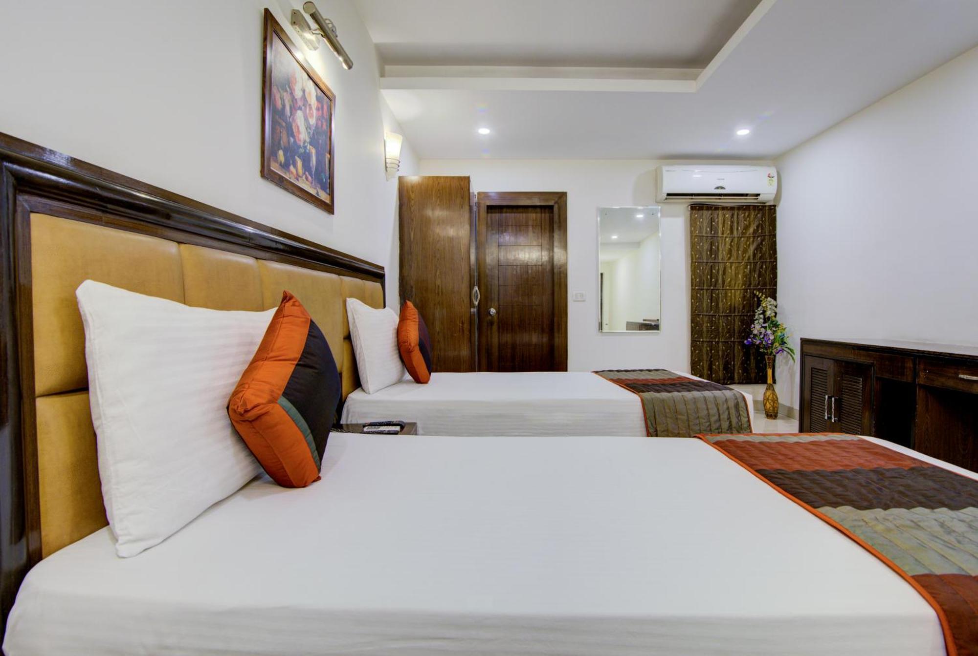 Airport La Sapphire Hotel & Restaurant Nuova Delhi Esterno foto